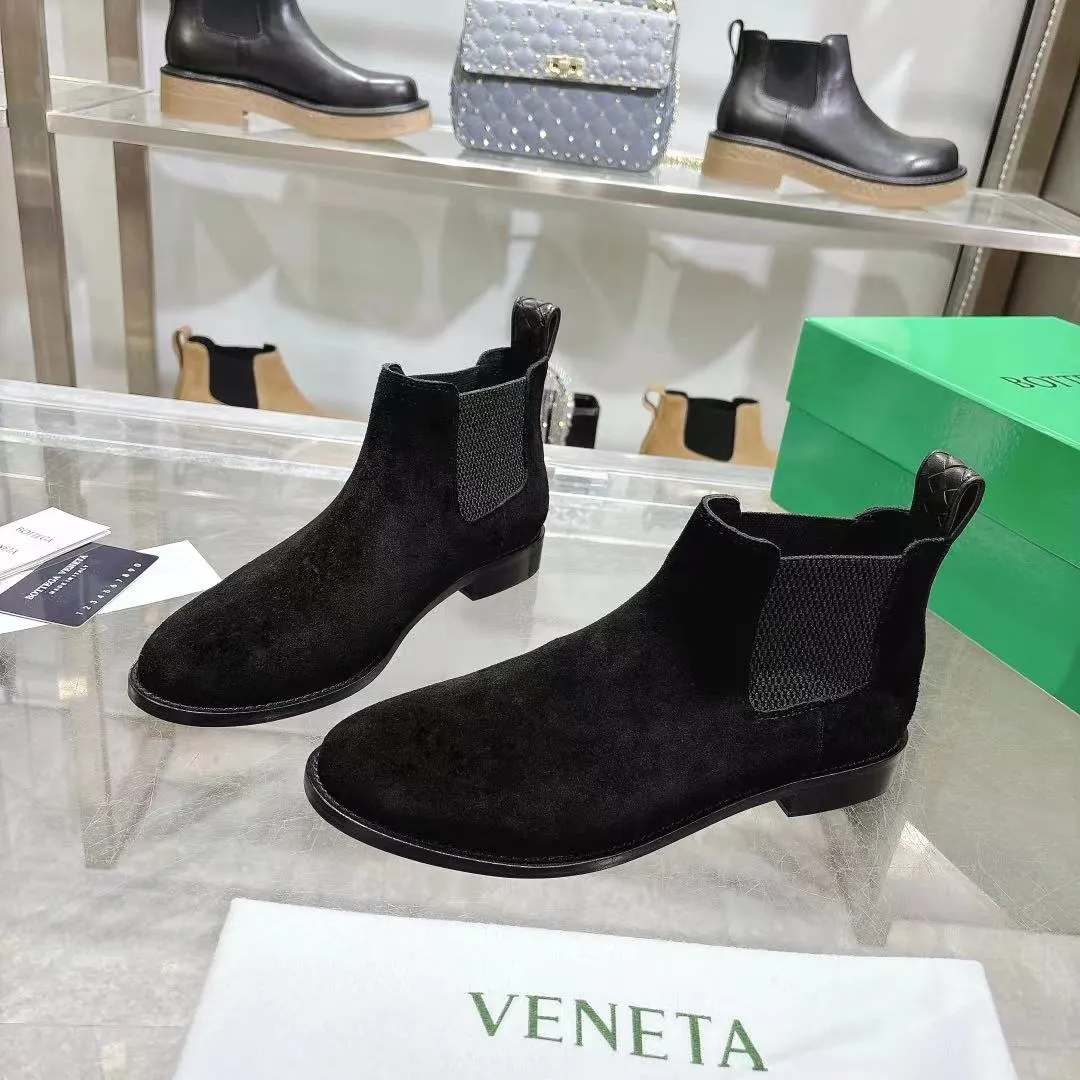 [BV] Top P: 840💰Size for couples: Female 35-39 Male 39--44 (Female 40. Male 38.45.46.47 customization is not returnable) [Note‼ ️] Add 💰 to size 46, add 20💰 to size 47, Bottega Veneta 2025 autumn and winter counter synchronized style Bottega Veneta small round toe short boots, high mercerized cow velvet, solid color cow lining! Leather outsole! A one-to-one replica of the original! Fine workmanship! quality assurance!